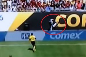 (VIDEO) VIDEO KOJI JE OBIŠAO SVET: Fudbaler Venecuele usred meča nokautirao kamermana!