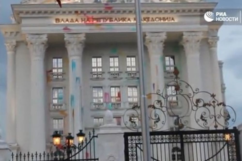 (VIDEO) MAKEDONSKA ŠARENA REVOLUCIJA: Demonstranti bojama gađali zgradu Vlade