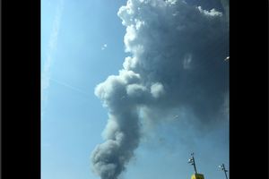 (FOTO/VIDEO) POŽAR U DISELDORFU: Gori zgrada u neposrednoj blizini aerodroma!