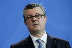 POČELO SKUPLJANJE POTPISA ZA RASPUŠTANJE HRVATSKOG SABORA: Premijer Orešković u ozbiljnom problemu