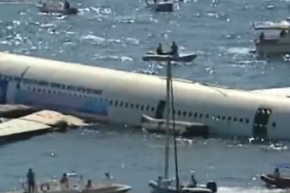 (VIDEO) AVIONU SLOMIĆU TI KRILA: Turci potopili putnički avion u Egejsko more
