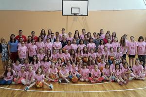 LJUBAV PREMA IGRI: Marina Maljković podelila zahvalnice malim košarkašicama