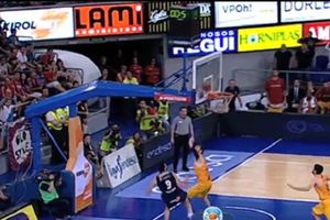 (VIDEO) SA ZVUKOM SIRENE: Evo kako je Burusis šokirao košarkaše Barselone