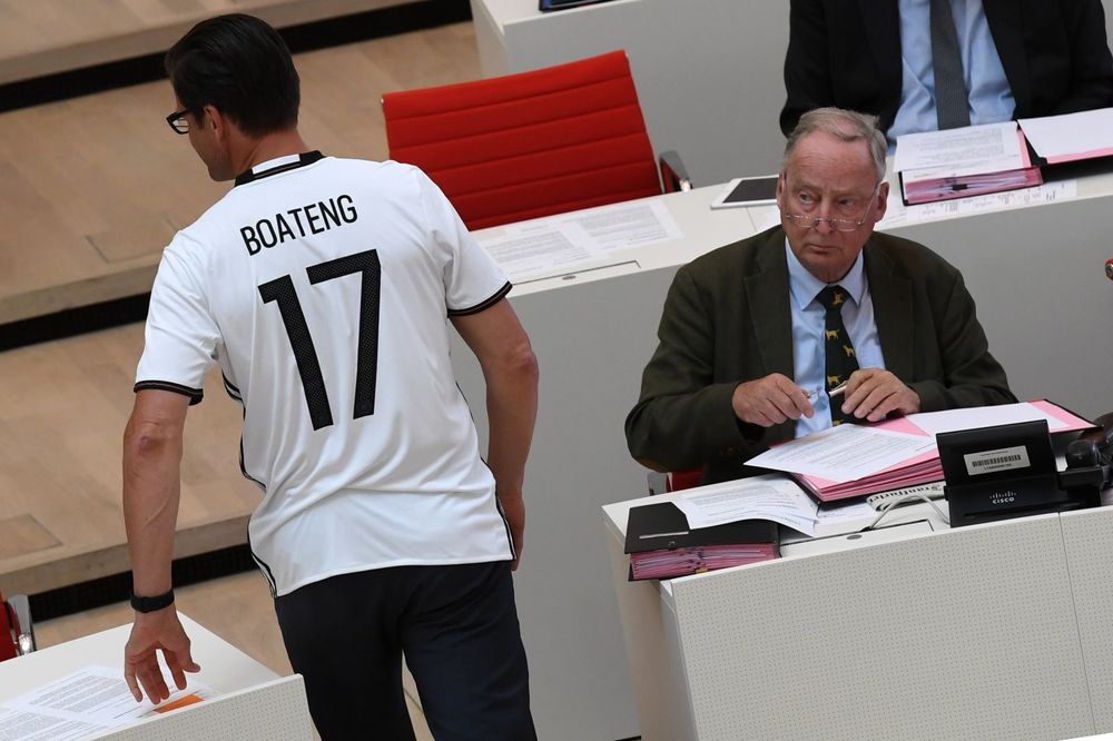 (FOTO) BOATENG U PARLAMENTU: Poslanik na sednicu došao u dresu nemačkog reprezentativca