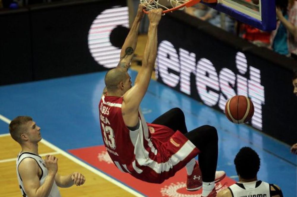 (VIDEO) BRUTALNA ZAKUCAVANJA: Pogledajte majstorije košarkaša Zvezde i Partizana
