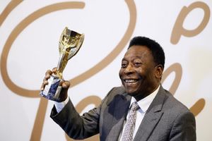 DEO NOVCA ZA HUMANITARNE SVRHE: Peleova replika Svetskog kupa prodata za 570.000 dolara