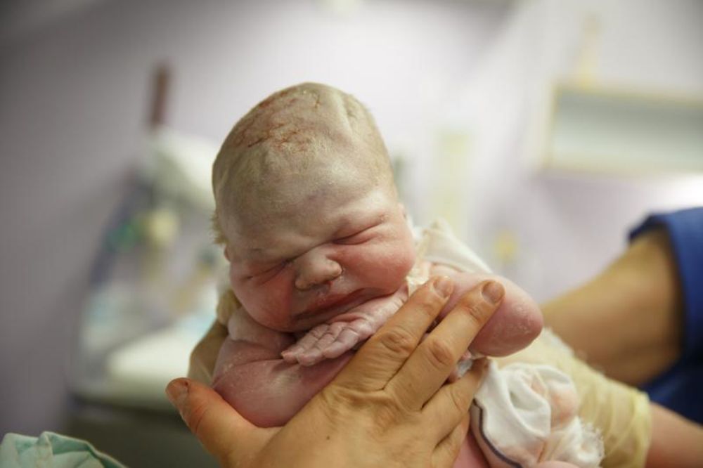 NIŠKI LEKARI ISKAKALI KROZ PROZOR DA PORODE MILENU: Beba se rodila na MINUS 6 ispred porodilišta!