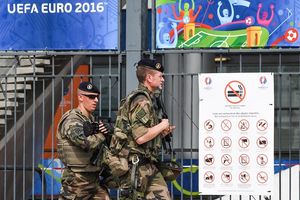 RASTE TENZIJA U PARIZU PRED EP: Policija evakuisala pres salu na stadionu Francuska