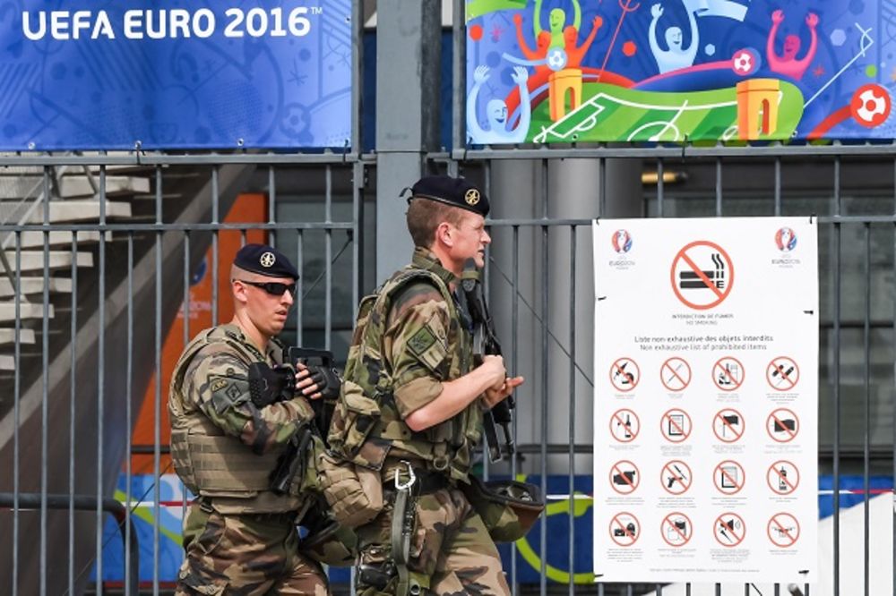 RASTE TENZIJA U PARIZU PRED EP: Policija evakuisala pres salu na stadionu Francuska