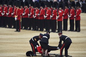 (VIDEO) PROSUO SE KOLIKO JE DUG: Vojnik se onesvestio na proslavi kraljičinog rođendana