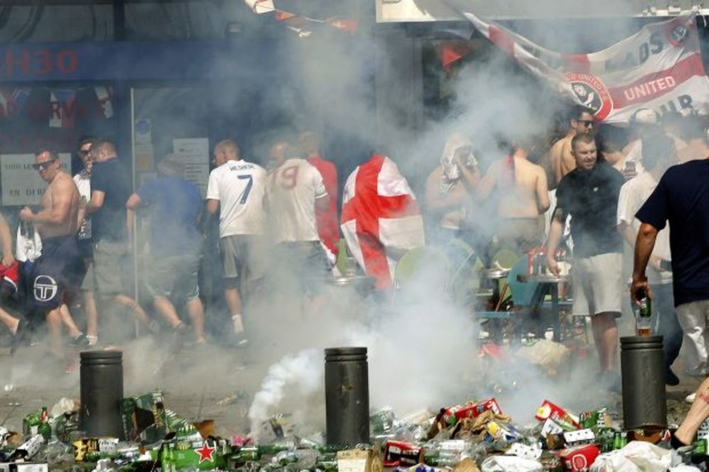 (VIDEO) NE MOŽE NIKO DA IH ZAUSTAVI: Engleski, ruski i francuski huligani demolirali Marsej