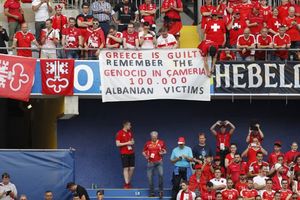 (FOTO) PROVOKACIJA NA EP: Evo kako su albanski navijači doveli Grke do ludila