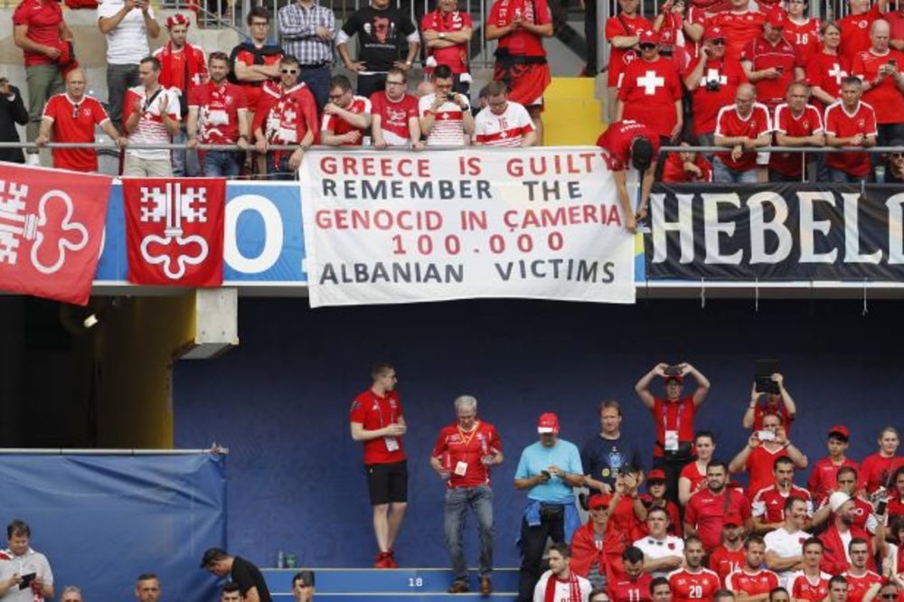(FOTO) PROVOKACIJA NA EP: Evo kako su albanski navijači doveli Grke do ludila