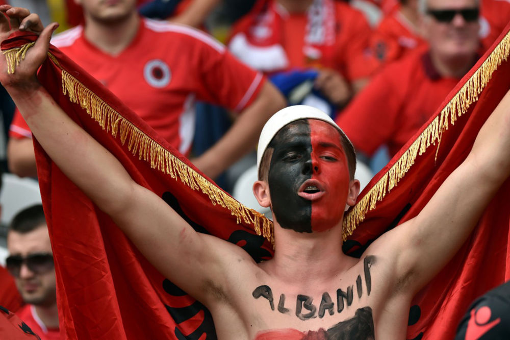 (FOTO) FACE DA SE SMRZNEŠ: Evo zašto je svet zgrožen albanskim navijačima na EP