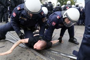 (VIDEO) SVE SE DIMILO OD SUZAVCA: Levičari razbili protest desničara, a policija i jedne i druge
