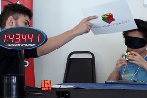 (VIDEO) ZINUĆETE OD ČUDA! Mali genije zatvorenih očiju rešava Rubikovu kocku!