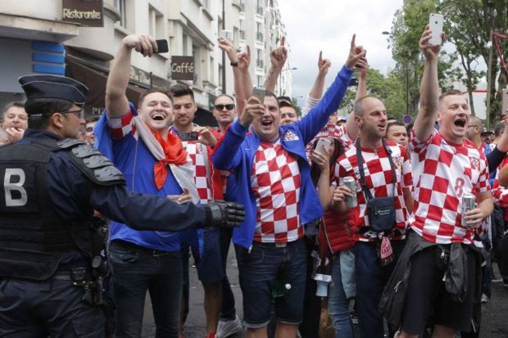 (VIDEO) ZA DOM SPREMNI ODZVANJA PARIZOM: Hrvatski navijači vređali Srbe pred duel sa Turcima