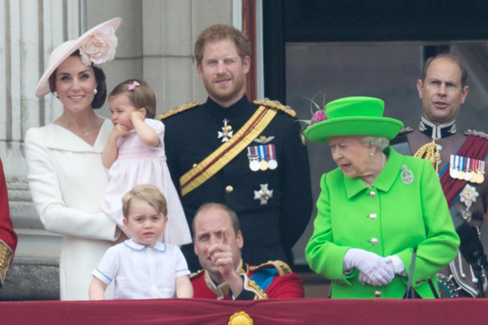 (FOTO) Kraljici nije vredelo ni drečavo odelo: 3 razloga zašto su baš svi gledali u Kejt Midlton