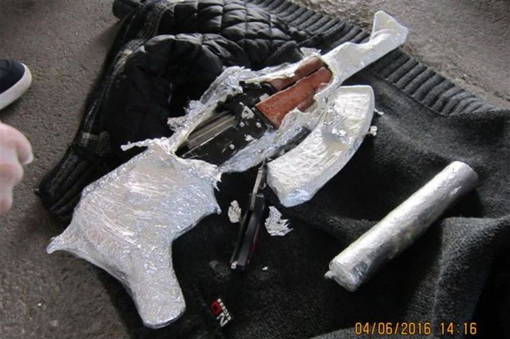 KELEBIJA: U koferu pronađen kalašnjikov sa prigušivačem i municijom