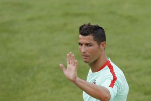 (VIDEO) KRISTIJANO MUVAO PLAVUŠU: Evo kako se Ronaldo pripremao za EP