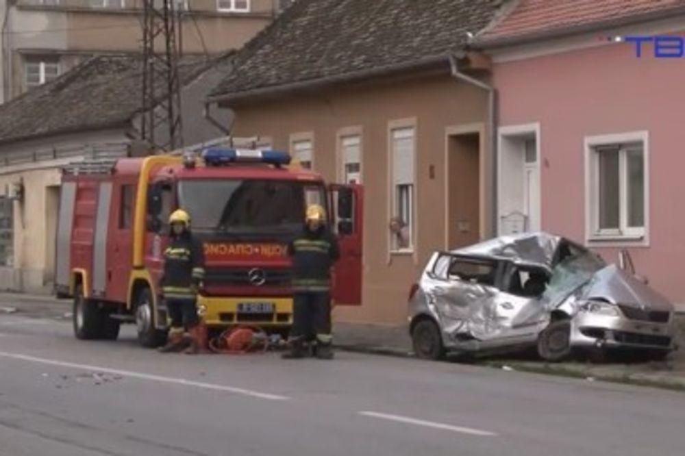 UŽASNA NESREĆA U PANČEVU: Autobus udario u škodu, jedna osoba poginula na licu mesta