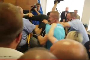 (VIDEO) HAOS U SUDNICI: Policija jedva sprečila linč ubica Arnele Đogić