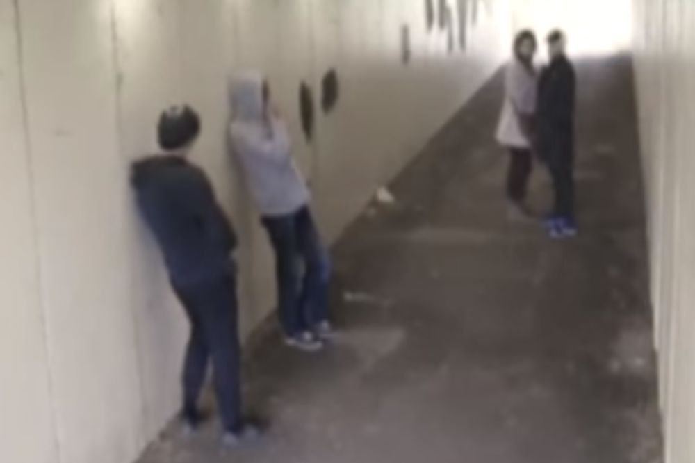 (VIDEO) MUNJEVITI NOKAUT: Huligani mu napali devojku, evo kako je on reagovao