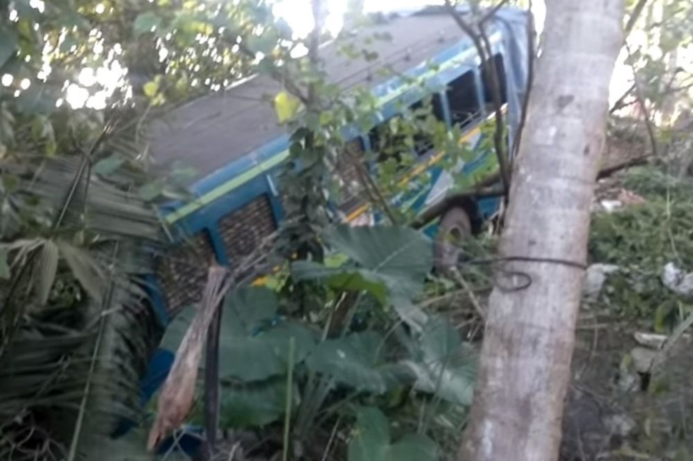 TRAGEDIJA U INDIJI: Autobus skliznuo sa planinskog puta, poginulo 25