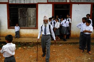 (VIDEO) NIKAD NIJE KASNO: Deka (68) pošao u školu da bi ohrabrio druge