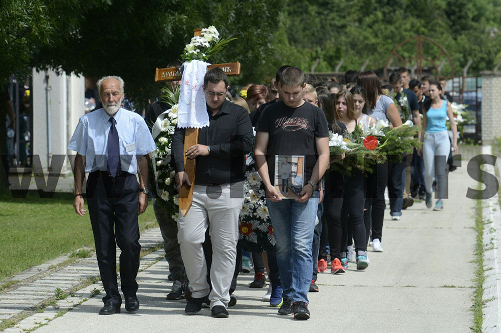 SAHRANJEN DRAGAN TEŠIĆ (15): Jecajima i pesmom Pukni zoro oprostili se od nastradalog dečaka