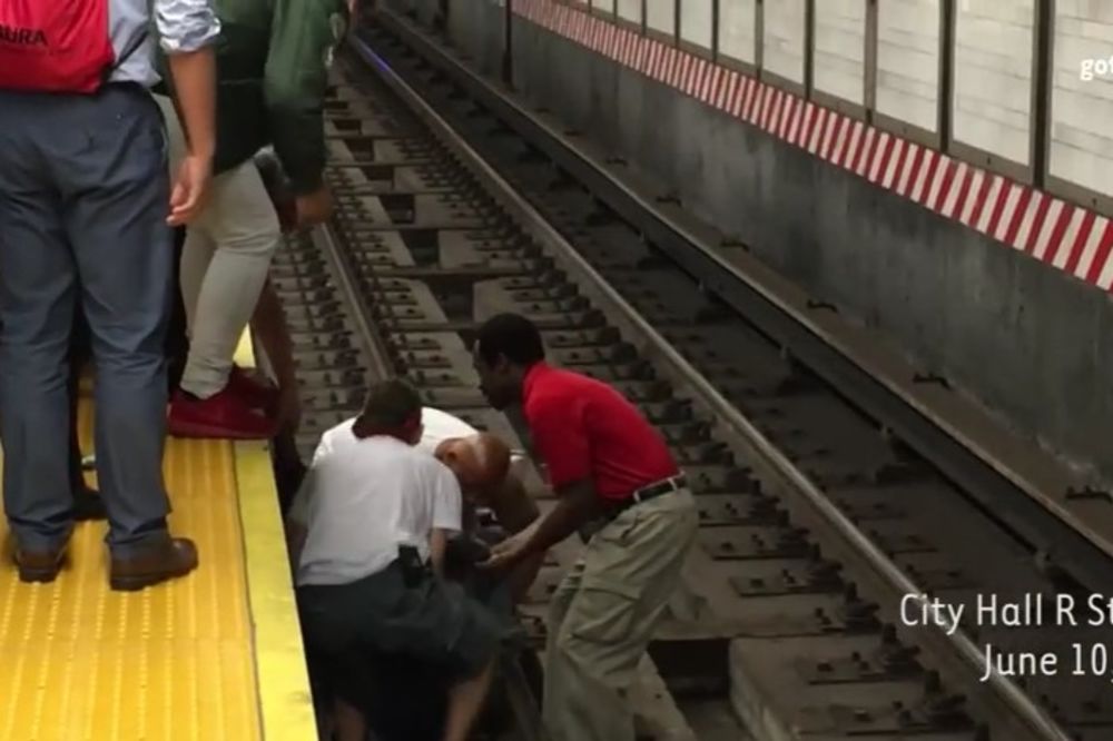 (VIDEO) BOSANKA GLEDALA BORBU ZA ŽIVOT U NJUJORKU: Ljudi skakali pod voz da spasu čoveka!