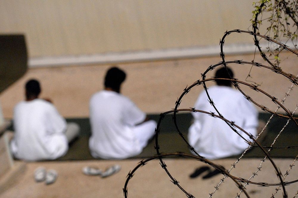 JEDAN OD BIN LADENOVIH TELOHRANITELJA IZLAZI IZ GVANTANAMA: Jemenca su Ameri držali u zloglasnom zatvoru bez optužnice! VIDEO
