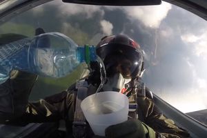 (VIDEO) Gde ode gravitacija: Evo šta se dogodi kada pilot sipa vodu u čašu dok leti naopačke
