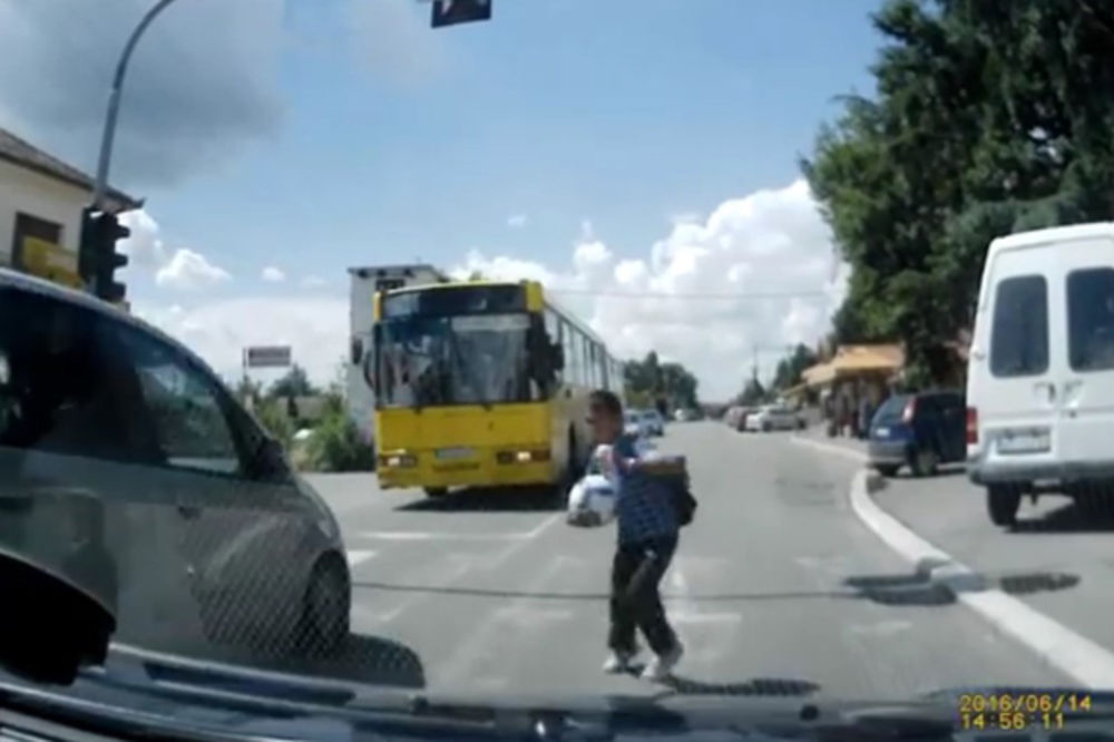 UZNEMIRUJUĆI VIDEO KAD MI SRCE NIJE STALO Bahati vozač umalo da pregazi dete na pešačkom u Sremčici
