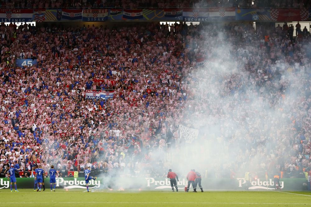 UEFA KRIVA ZA INCIDENTE: Francuzi optužili Evropsku kuću fudbala za haos na meču Hrvatska - Češka