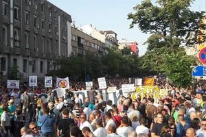 NOVI SAD: Održan protest Stop anarhiji ispred zgrade RTV