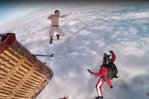 (VIDEO) SMEJE SE U LICE SMRTI: Skočio sa 4.000 metara bez padobrana... Neverovatno!
