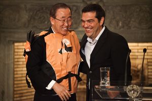 SIMBOLIČAN POKLON: Cipras poklonio Ban Ki-munu prsluk za spasavanje, on ga obukao naopako