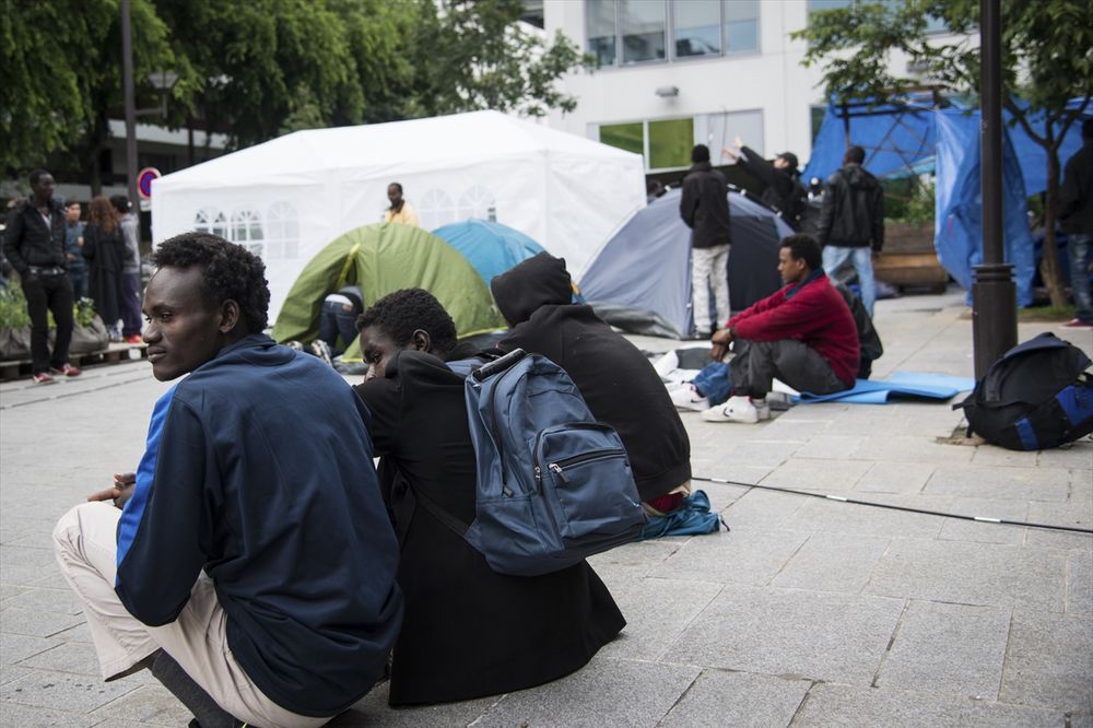 ČEKAJUĆI BOLJE SUTRA: Migranti formirali kamp u blizini metro stanice u Parizu