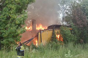 (KURIR TV) VELIKI POŽAR U MLADENOVCU: Izgoreo stari vojni magacin, lokalizovana vatrena stihija
