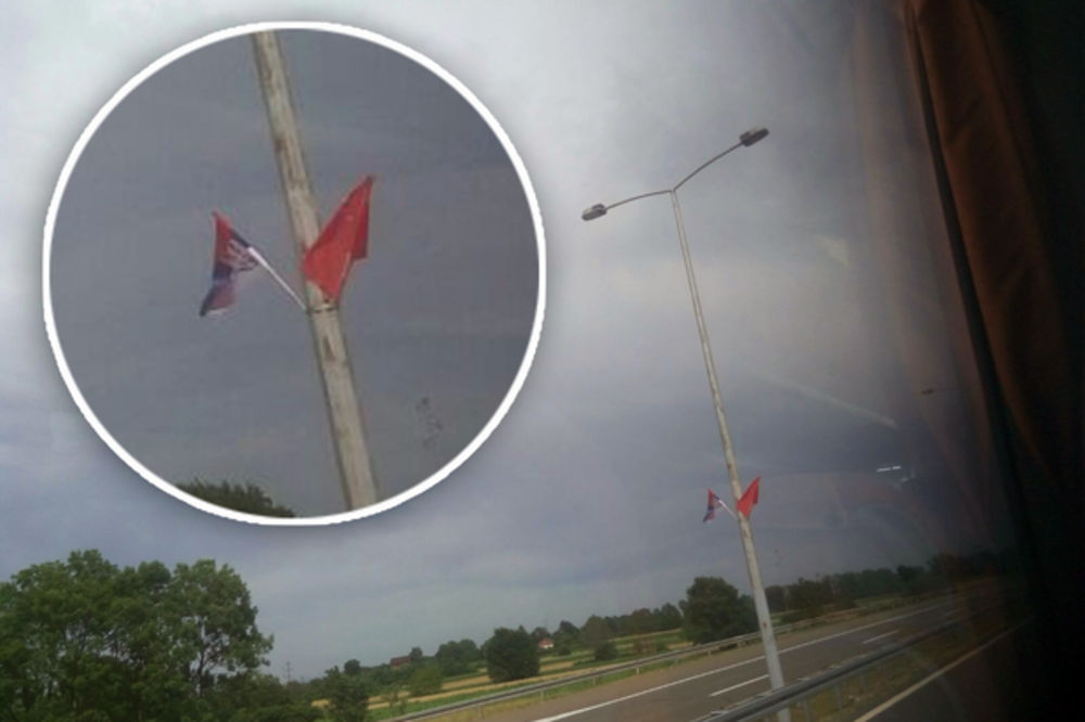 (FOTO) PRIJATELJSKI POZDRAV ĐINPINGU: Putem Beograd-Smederevo vijore se zastave Kine i Srbije