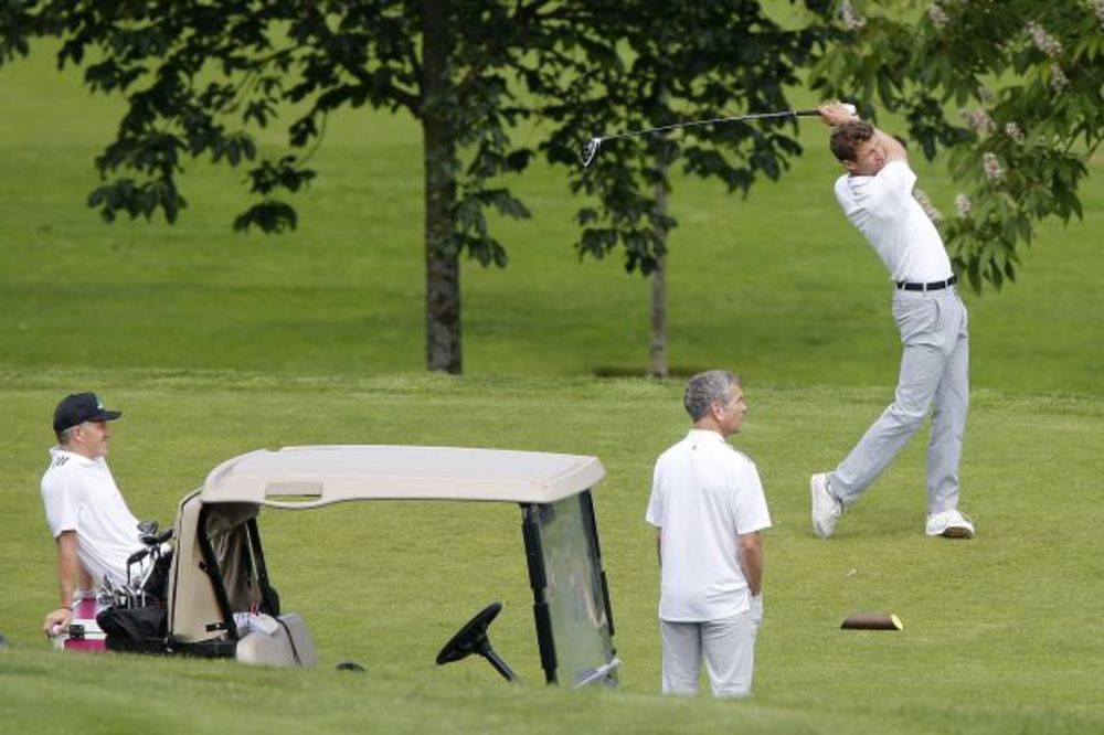 (FOTO) NEMCI SE BAŠ OPUSTILI: Švajnštajger igrao golf, Nojer pikao tenis