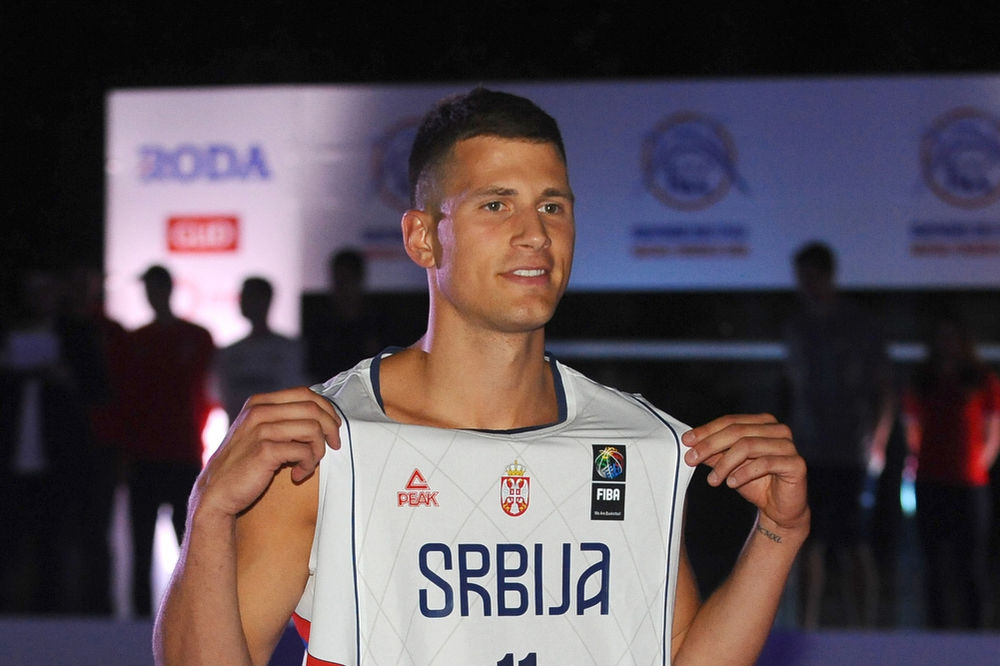 MANEKENI: Košarkaši se slikali u dresovima Srbije