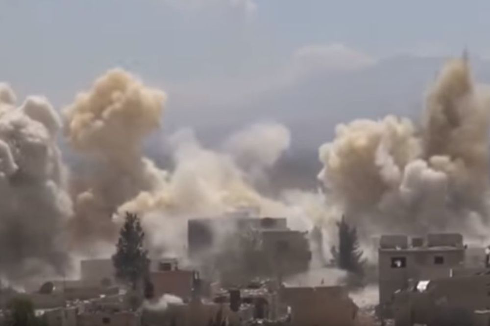 (VIDEO) Uništenje uživo: Evo kako sirijska armija sravnjuje pobunjeničke gradove