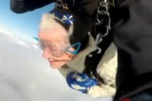 (VIDEO) LETEĆA BAKICA: Ova 100-godišnjakinja skočila je sa visine od 4.000 metara... Zapanjujuće!