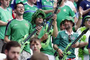 (VIDEO) PRONAĐENA MISTERIOZNA PLAVUŠA: Evo ko je devojka kojoj su irski navijači pevali serenadu