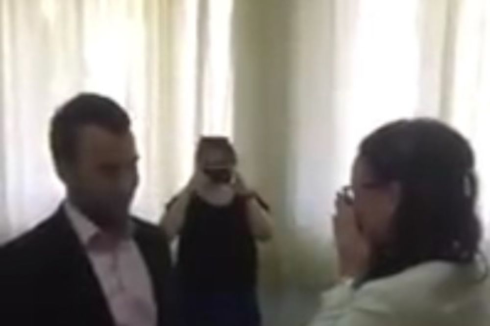 (VIDEO) IZNENAĐENJE U AMFITEATRU: Zeničanin zaprosio devojku na odbrani diplomskog