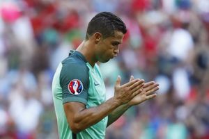 (VIDEO) BESNI RONALDO: Portugalska zvezda ponovo odbila da odgovara na pitanja novinara