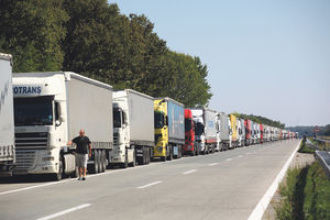 STRPLJIVO ZA VOLANOM: Uslovi za vožnju dobri, kamioni na Batrovcima čekaju šest sati