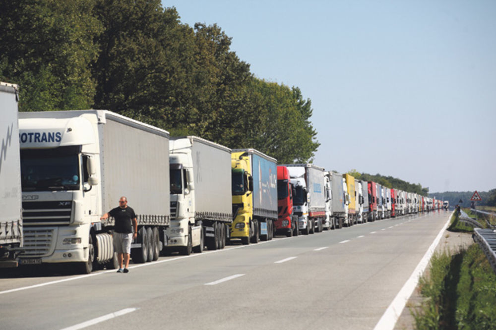 STRPLJIVO ZA VOLANOM: Uslovi za vožnju dobri, kamioni na Batrovcima čekaju šest sati